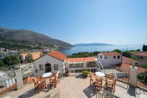 balcone con sedie e vista sull'acqua di MAKIS VILLAGE-APARTMENTS a Ayia Evfimia