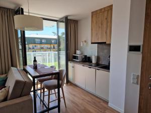 Kuchyň nebo kuchyňský kout v ubytování Apartamenty Szafirowe w Mielnie