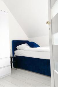 a bedroom with a blue and white bed at Domki Meer Dziwnówek in Dziwnówek