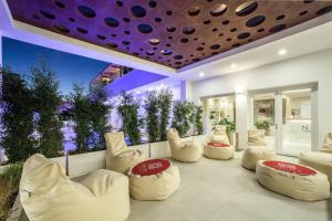 een woonkamer met witte stoelen en een paars plafond bij NOHA Lifestyle Hotel - Adults Only in Pula