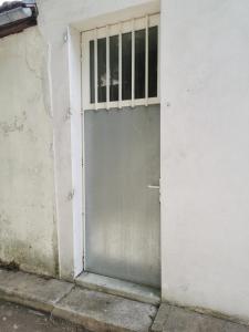 ラ・ロシェルにあるRvsの窓付き金属扉