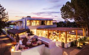una casa con muchas luces delante de ella en NOHA Lifestyle Hotel - Adults Only, en Pula