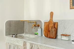 a kitchen counter with a wooden cutting board on it at Piéce en rose in Livorno