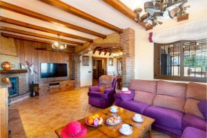 salon z fioletowymi kanapami i telewizorem w obiekcie Villa Biznaga by Villa Plus w mieście Mijas