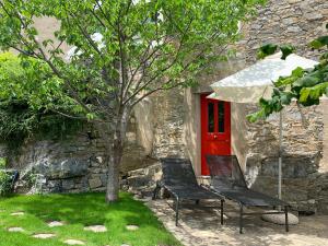 due sedie e un ombrellone davanti a una porta rossa di Medieval mountain setting with private garden a Colletta