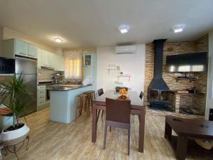 a kitchen and living room with a table and a stove at Casa Mario & Amaya in Riumar