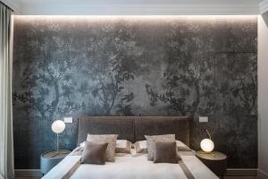 sypialnia z dużym łóżkiem z malowidłem ściennym w obiekcie Villa Vitae - Alba Pompeia - Luxury apartment w Albie