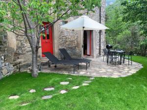 Jardín al aire libre en Medieval mountain setting with private garden