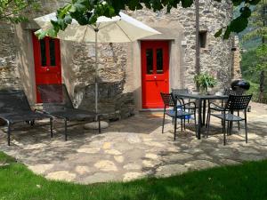 Jardín al aire libre en Medieval mountain setting with private garden