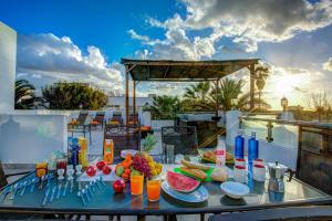 einen Tisch mit Speisen und Getränken auf dem Balkon in der Unterkunft Villa Cala Beach by Villa Plus in La Cala de Mijas
