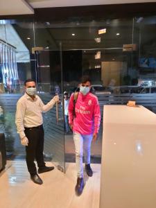 un hombre y una mujer usando máscaras en una tienda en HOTEL AVI INN BY JR GROUP OF Hotels 50 Meter from Golden Temple en Amritsar