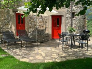 Jardín al aire libre en Medieval mountain setting with private garden