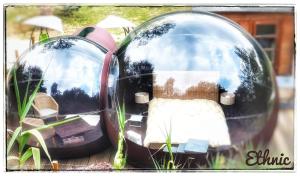 Dos cúpulas de cristal con una cama dentro. en Les Perles Catalanes en Vinça