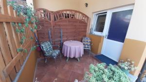 een kamer met een tafel en stoelen op een balkon bij Guesthouse Gasho in Rijeka