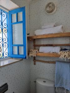 Un baño de Cosy 1bdr, with a terasse in heart of Sidibou 8 fotos más