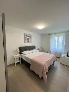 una camera da letto con un letto coperto di Villa Strma a Primošten