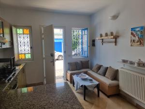 O zonă de relaxare la Cosy 1bdr, with a terasse in heart of Sidibou