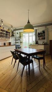 cocina grande con mesa de madera y sillas en ApartmentInCopenhagen Apartment 1494, en Copenhague
