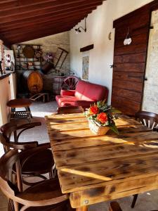 um quarto com uma mesa de madeira com cadeiras e um sofá em TORRE QUADRANA em Spello