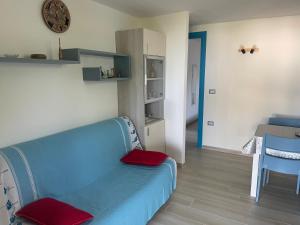 ムラヴェーラにあるCasa Silviaのリビングルーム(赤い枕と青いソファ付)
