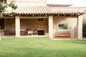 eine Terrasse eines Hauses mit einem Tisch und Stühlen in der Unterkunft Bartró de Orfans in Orfes