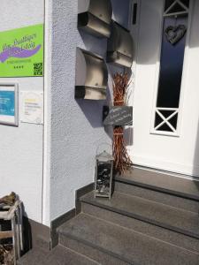 un conjunto de escaleras delante de una puerta en Ferienwohnungen Am Bruttiger Moselsteig, en Bruttig-Fankel