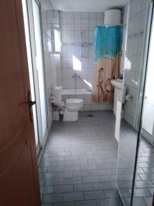 Koupelna v ubytování Loukia's Home