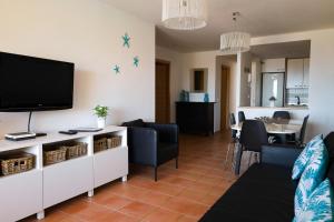 sala de estar con TV de pantalla plana en la pared en Best duplex FREE WIFI, en Playa Paraiso