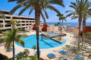 - Vistas a la piscina del complejo, con palmeras en Best duplex FREE WIFI, en Playa Paraiso