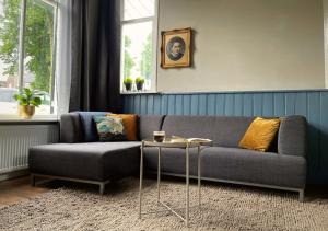 - un salon avec un canapé et une table dans l'établissement Appartement Zonderland, à Wapenveld
