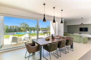 a kitchen and dining room with a table and chairs at Villa Campanella by Villa Plus in Noci