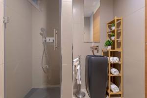 łazienka z prysznicem i lodówką w obiekcie Villa Campanella by Villa Plus w mieście Noci