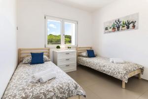 sypialnia z dwoma łóżkami i oknem w obiekcie Villa Campanella by Villa Plus w mieście Noci