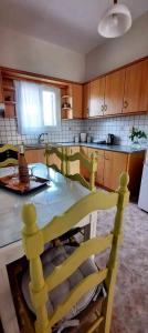 A kitchen or kitchenette at Arigos Apartments