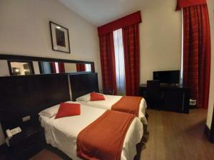 Łóżko lub łóżka w pokoju w obiekcie LH Hotel Excel Roma Montemario