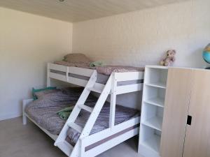 sypialnia z 2 łóżkami piętrowymi w pokoju w obiekcie Rent & Relax w mieście Mol