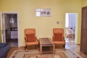 a living room with two chairs and a table at APARTAMENT PLAC KATEDRALNY in Tarnów
