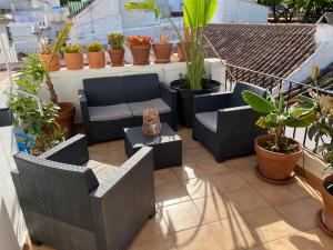 un patio con sillas y macetas en el techo en Big terrace penthouse in Marbella Old Town, en Marbella