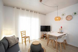 Televízia a/alebo spoločenská miestnosť v ubytovaní 1012 Apartamento cerca de la playa by homeselectspain