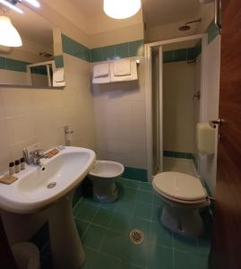Łazienka w obiekcie LH Hotel Excel Roma Montemario