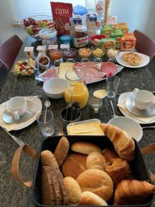 un tavolo con un mucchio di pane e altri alimenti di Crea Els a Westerlo Altre 16 foto