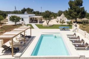 eine Villa mit einem Pool und einem Resort in der Unterkunft Villa Trullo Lofino by Villa Plus in Carovigno