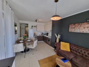 uma sala de estar com um sofá e uma mesa em Apartman Marija em Biograd na Moru