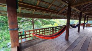 eine Hängematte auf einer Veranda eines Hauses in der Unterkunft Bukit Lawang Hill Resort in Bukit Lawang