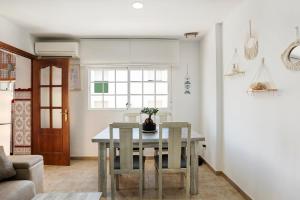 a kitchen and dining room with a table and chairs at Villa Acuario - especial familias in Barbate