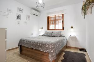 a bedroom with a bed and a window at Villa Acuario - especial familias in Barbate