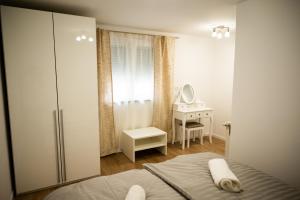 una camera con letto e scrivania con specchio di Apartmant Green Treasure a Marčana