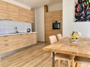 Kuchyň nebo kuchyňský kout v ubytování Golden Apartments