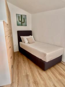 Postel nebo postele na pokoji v ubytování Golden Apartments