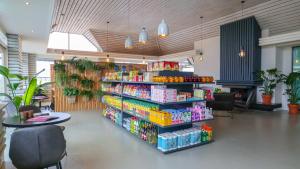 una tienda con una gran cantidad de productos expuestos en EuroParcs Marina Strandbad, en Olburgen